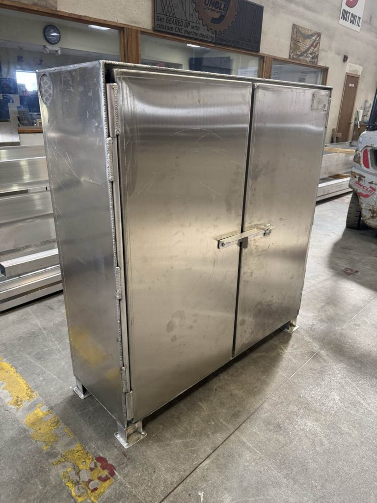 Aluminum double-door storage cabinet, side angle
